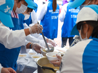 フィニッシュ後に「もてなし鍋」を提供