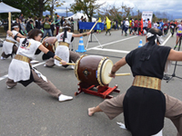 コース沿道で切れ目ない応援パフォーマンスを展開