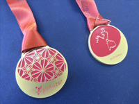 デザイン性の高い参加Tシャツと完走メダルを贈ります