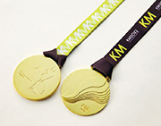 デザイン性の高い参加Tシャツと完走メダルを贈ります