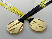 デザイン性の高い参加記念タオルと完走メダルを贈ります